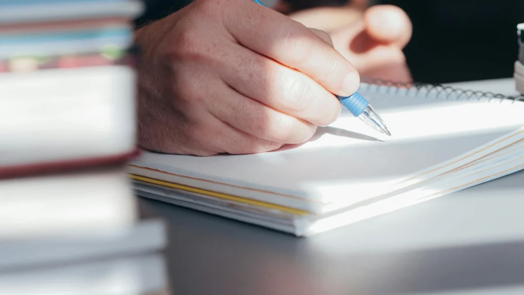 نوشتن داستان در فضایی آرام با نور طبیعی